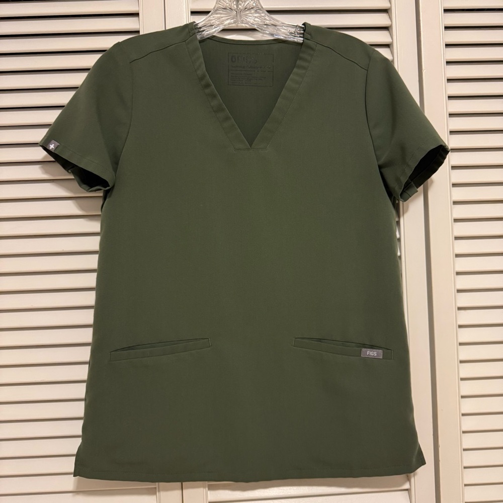FIGS Casma 3 pocket scrub top